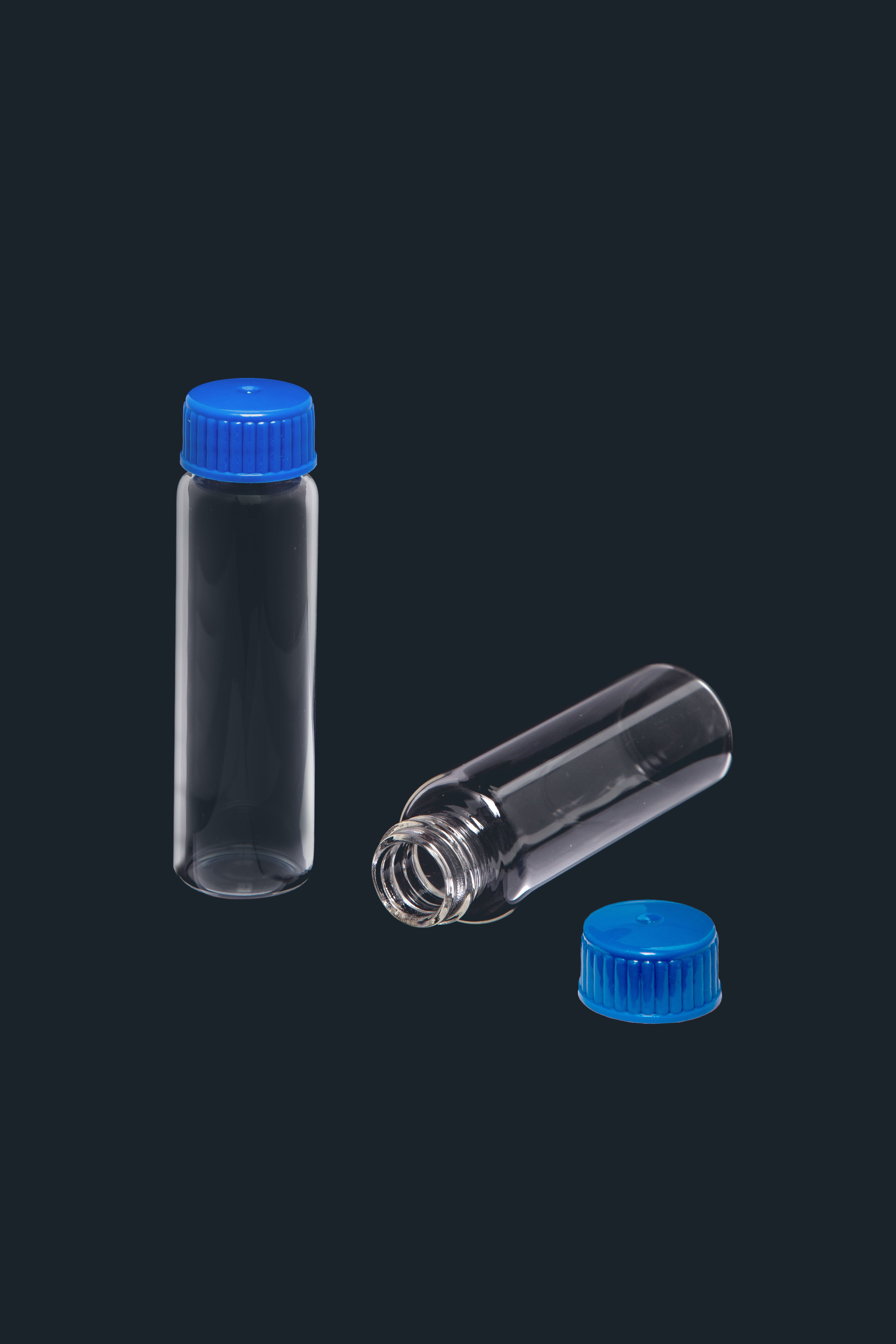 Vial de 7,5 ml. con rosca GL18 y tapón, 23ø x 38h mm, fabricados en vidrio borosilicato 5.1, fondo plano