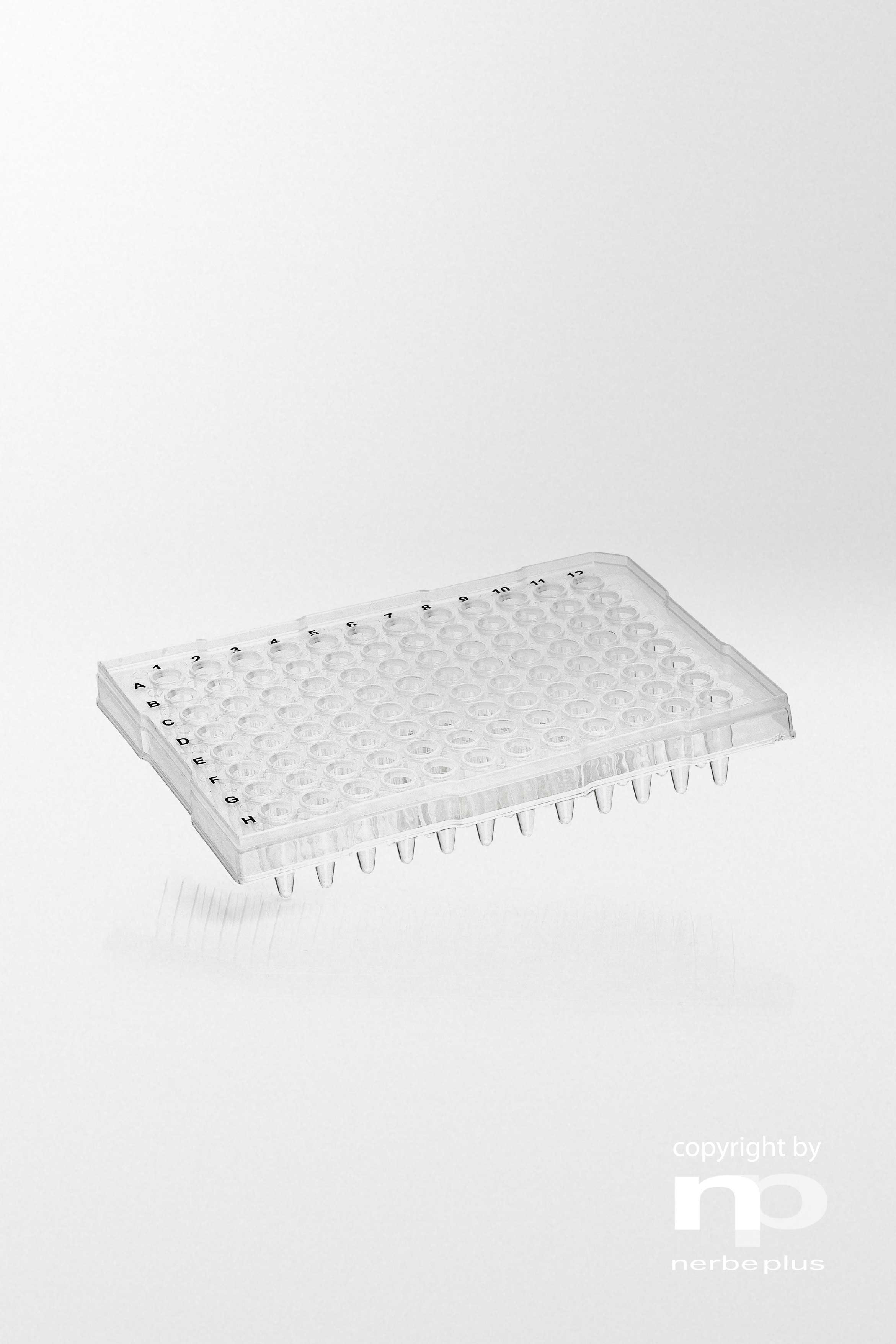 Placas para PCR. NERBE-PLUS. Capacidad: 96x0,2 ml. Tipo: Semi faldón, bordes altos. Resist. centrif (g): 6000. Color: Transparente. Esterilidad: PCR Ready. qPCR: Sí