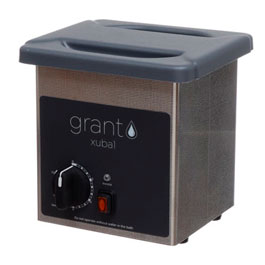 Baño de ultrasonidos analógico XUBA1. GRANT. Vol. trabajo (l): 1,5. Dim. AnxAlxPr (mm): 198x200x185. Pot. ultrasonidos (W): 35. Peso (Kg): 2,3.&#x0D;Se suministra con cestillo de acero inoxidable, tapa de plástico ABS y una botella de solución de limpieza ultrasónica (GRA-0M2SOL).