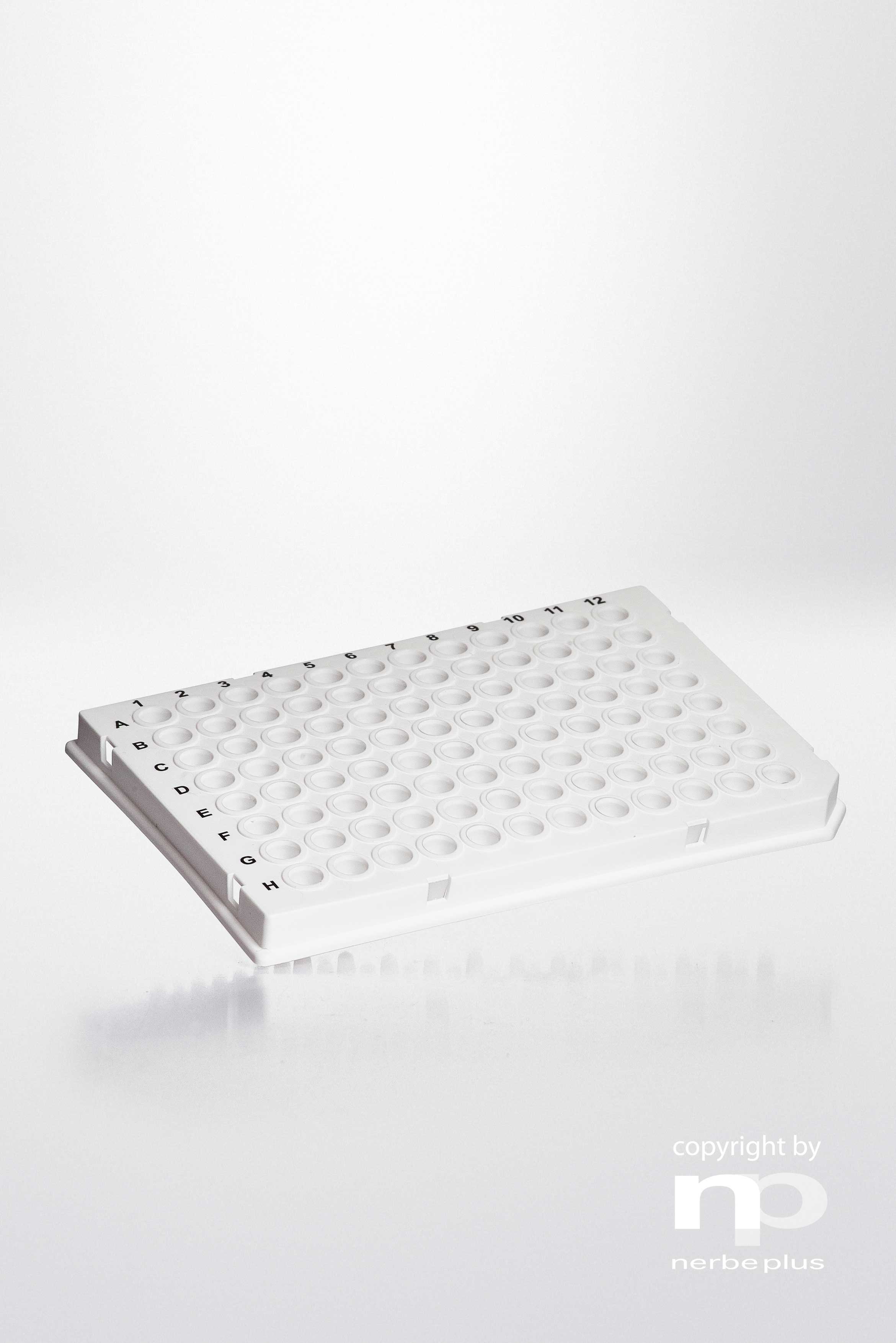 Placas para PCR. NERBE-PLUS. Capacidad: 96x0,2 ml. Tipo: Semi faldón. Resist. centrif (g): 6000. Color: Blanca. Esterilidad: PCR Ready. Low profile: Sí. qPCR: Sí