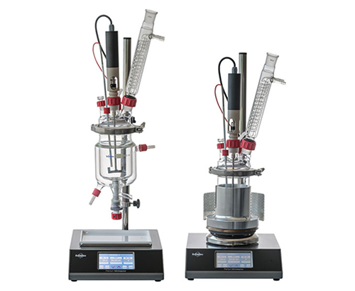 Laboratory mini-reactors with heating plate, temperature probe, reaction flasks, joints, and distillation column