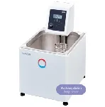 Baño termostático de calefacción Alpha A 6. LAUDA. Rango temperatura (ºC): 25 a 100. Estabilidad temperatura (K): ±0,05. Potencia calorífica máx. (kW): 1,5. Caudal (L/min) - Presión (bar): 15-0,2. Volumen de llenado mín./máx. (L): 2,5/5,5. Apertura AnxPr (mm): 145x161. Profundidad baño (mm): 130. Accesorios incluidos: 1 abrazadera de tornillo y Reducción de paso continuo