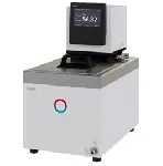 Baño termostático calefacción Universa U 12 M. LAUDA. Rango temperatura (ºC): 70 a 300. Estabilidad temperatura (K): ±0,01. Potencia calorífica máx. (kW): 3,6. Caudal (L/min) - Presión (bar): 25-0,7. Volumen de llenado máx. (L): 13. Apertura AnxPr (mm): 200x200. Profundidad baño útil (mm): 180. Accesorios incluidos: 1 tapa para baño, Juego conexiones bomba con conexiones acero inoxidable M16x1, 2 tuercas racor, 2 tapones, 2 racores manguera 13 mm para conexión de bomba, Serpentín refrigeración con conexiones acero inoxidable M16x1 y tapones plástico