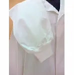 Camice da laboratorio certificato con polsino elastico. Taglia: M. Fabbricato in poliestere 65% e cotone 35%, rivestito in PTFE, collo con risvolto. Modello unisex. Secondo norme UNE EN 340.2004, UNE EN 13034.2005, abbigliamento chimico tipo PB.