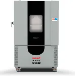 Cámara de ensayo ambiental Testa CT 1000. Capacidad (L): 967; rango de temperatura ajustable: -75 °C a +180 °C; humedad ajustable: 10 a 98 % HR; dimensiones externas (mm): 1359 x 2010 x 1845;  tensión: 3 ~ 400 V / N / PE / 50/60 Hz; potencia: 44 kW. Velocidad de cambio de temperatura en enfriamiento (K/min): 10. Sensor de humedad capacitivo: Sí. Sensor de humedad psicrométrico: Sí. Velocidad de cambio de temperatura en calentamiento (K/min): 10