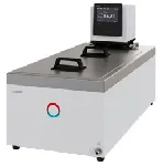 Baño termostático de calefacción Universa U 40 M. LAUDA. Rango de temperatura (ºC): 65 a 300. Estabilidad temperatura (K): ±0,01. Potencia calorífica máx. (kW): 3,6. Caudal (L/min) - Presión (bar): 25-0,7. Volumen de llenado máx. (L): 42. Apertura AnxPr (mm): 300x600. Profundidad baño útil (mm): 180. Accesorios incluidos: 1 tapa para baño, Juego de conexiones de bomba con conexiones de acero inoxidable M16x1, 2 tuercas de racor, 2 tapones, 2 racores de manguera de 13 mm para la conexión de la bomba, Serpentín de refrigeración con conexiones de acero inoxidable M16x1 y tapones de plástico