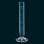 Borosilicate glass graduated cylinder, class A, with pour spout, serialized and certified. SCHARLAU. Cap. (ml): 100. Division (ml): 1/1. Tolerance ± (ml): 0,5. Colour grad.: Blue