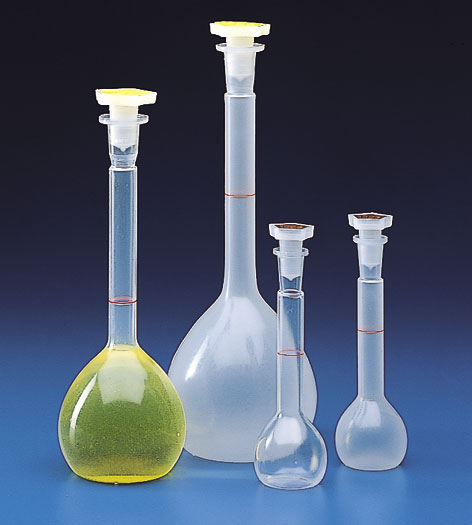 Volumetric flask of polypropylene with cap. KARTELL. PP, with conical stopper. Capacity (ml): 25. Height (mm): 121. O.D. Ø (mm): 36. Closure: NS/DIN 12/2NS/DIN 1