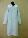 Camice da laboratorio certificato con polsino anelastico. Taglia: M. Fabbricato in poliestere 65% e cotone 35%, rivestito in PTFE, collo con risvolto. Modello unisex. Secondo norme UNE EN 340.2004, UNE EN 13034.2005, abbigliamento chimico tipo PB.