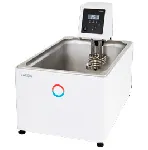 Baño termostático de calefacción Alpha A 24. LAUDA. Rango temperatura (ºC): 25 a 100. Estabilidad temperatura (K): ±0,05. Potencia calorífica máx. (kW): 1,5. Caudal (L/min) - Presión (bar): 15-0,2. Volumen de llenado mín./máx. (L): 18/25. Apertura AnxPr (mm): 295x374. Profundidad baño (mm): 180. Accesorios incluidos: 1 abrazadera de tornillo y Reducción de paso continuo