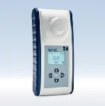 Fotómetro portátil MD150 13e. Tipo de reactivo: tabletas. El rango de medición incluye cloro (libre, total y combinado) de 0,02 a 6,0 mg/L; cloro HR de 0,1 a 10 mg/L; bromo de 0,05 a 13,5 mg/L; pH de 6,5 a 8,4; pH LR de 5,2 a 6,8; ácido cianúrico HR de 10 a 200 mg/L; alcalinidad-m de 5 a 300 mg/L; dureza cálcica (B) de 5 a 500 mg/L; aluminio de 0,01 a 0,3 mg/L; cobre de 0,05 a 5 mg/L; fosfato LR de 0,05 a 4 mg/L; hierro de 0,02 a 1 mg/L; sulfato de 5 a 100 mg/L; oxígeno activo de 0,1 a 10 mg/L; y peróxido de hidrógeno LR de 1 a 50 mg/L.