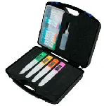 Kit de medidores de bolsillo LAQUAtwin 4M. HORIBA. Se suministra con maletín, 4 medidores (NO3-11, Na-11, Ca-11 y K-11), 2 soluciones patrón para cada medidor (14 mL cada una), 8 pilas CR2032, 2 cuentagotas, botella de enjuague de 60 mL y manual de instrucciones.