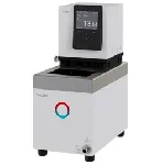 Baño termostático de calefacción Universa U 4 P. LAUDA. Rango de temperatura (ºC): 30 a 200. Estabilidad temperatura (K): ±0,01. Potencia calorífica máx. (kW): 2,5. Caudal (L/min) - Presión (bar): 22-0,55. Volumen de llenado máx. (L): 5. Apertura AnxPr (mm): 130x100. Profundidad baño útil (mm): 140. Accesorios incluidos: Serpentín de refrigeración con conexiones de acero inoxidable M16x1 y tapones de plástico, 2 racores de manguera de 13 mm para la conexión de la bomba