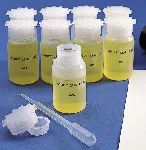 100 mL graduated PE bottle with PP star cap, wide neck. KARTELL. Ø: 48 mm. H: 89 mm.