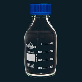 Clear lab bottle, retrace code and double graduated scale. SCHARLAU. Cap. (ml): 500. Thread ISO: GL45 with PP screw-cap and pp pouring ring blue
