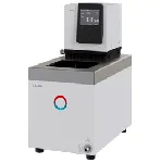 Baño termostático de calefacción Universa U 8  P. LAUDA. Rango de temperatura (ºC): 40 a 200. Estabilidad temperatura (K): ±0,01. Potencia calorífica máx. (kW): 2,5. Caudal (L/min) - Presión (bar): 22-0,55. Volumen de llenado máx. (L): 8,5. Apertura AnxPr (mm): 150x150. Profundidad baño útil (mm): 180. Accesorios incluidos: Serpentín de refrigeración con conexiones de acero inoxidable M16x1 y tapones de plástico, 2 racores de manguera de 13 mm para la conexión de la bomba