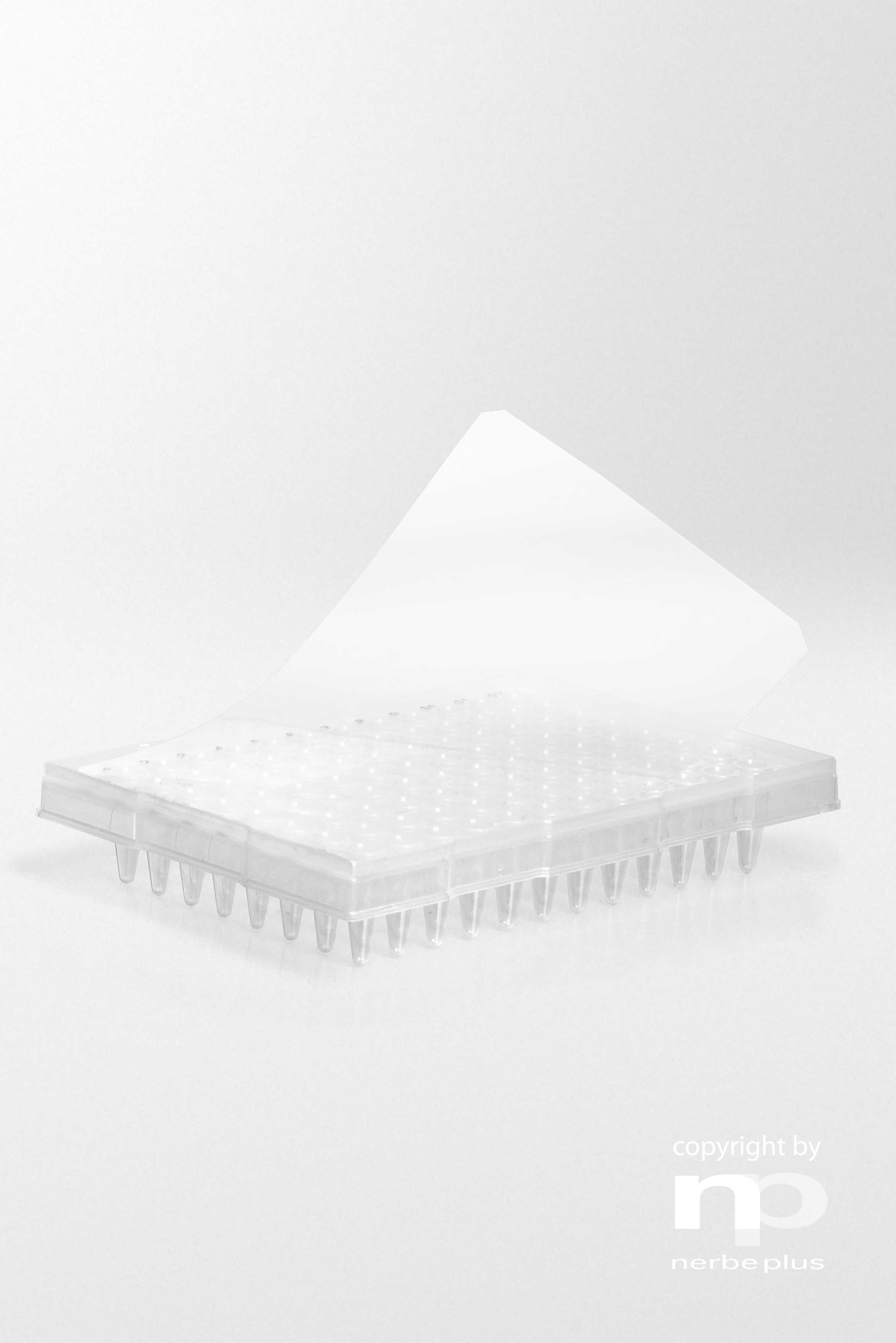 Alfombrillas selladoras adhesivas. NERBE-PLUS. Descripción: Alfombrilla selladora adhesiva para placas con borde alto y para PCR Tiempo Real. Material: Polietileno. Grosor (µm): 50. Rango Temp. (ºC): -40 a 120. Esterilidad: PCR Ready. qPCR: Sí