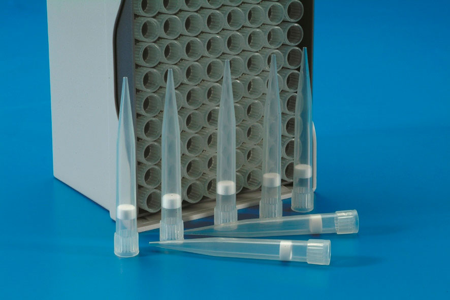 Tip with filter for automatic pipettes. 100-1000µl with capillary. Vol. (µl): 100-1.000. Colour: Natural. Type: Eppendorf with filter. Pres.: Sterile rack. Brand: Kartell. Comp.: Gilson, Eppendorf, Socorex, Biohit, Nichiryo, Brand