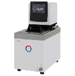 Baño termostático de calefacción Universa U 8 M. LAUDA. Rango de temperatura (ºC): 70 a 300. Estabilidad temperatura (K): ±0,01. Potencia calorífica máx. (kW): 3,6. Caudal (L/min) - Presión (bar): 25-0,7. Volumen de llenado máx. (L): 8,5. Apertura AnxPr (mm): 150x150. Profundidad baño útil (mm): 180. Accesorios incluidos: 1 tapa para baño, Juego de conexiones de bomba con conexiones de acero inoxidable M16x1, 2 tuercas de racor, 2 tapones, 2 racores de manguera de 13 mm para la conexión de la bomba, Serpentín de refrigeración con conexiones de acero inoxidable M16x1 y tapones de plástico