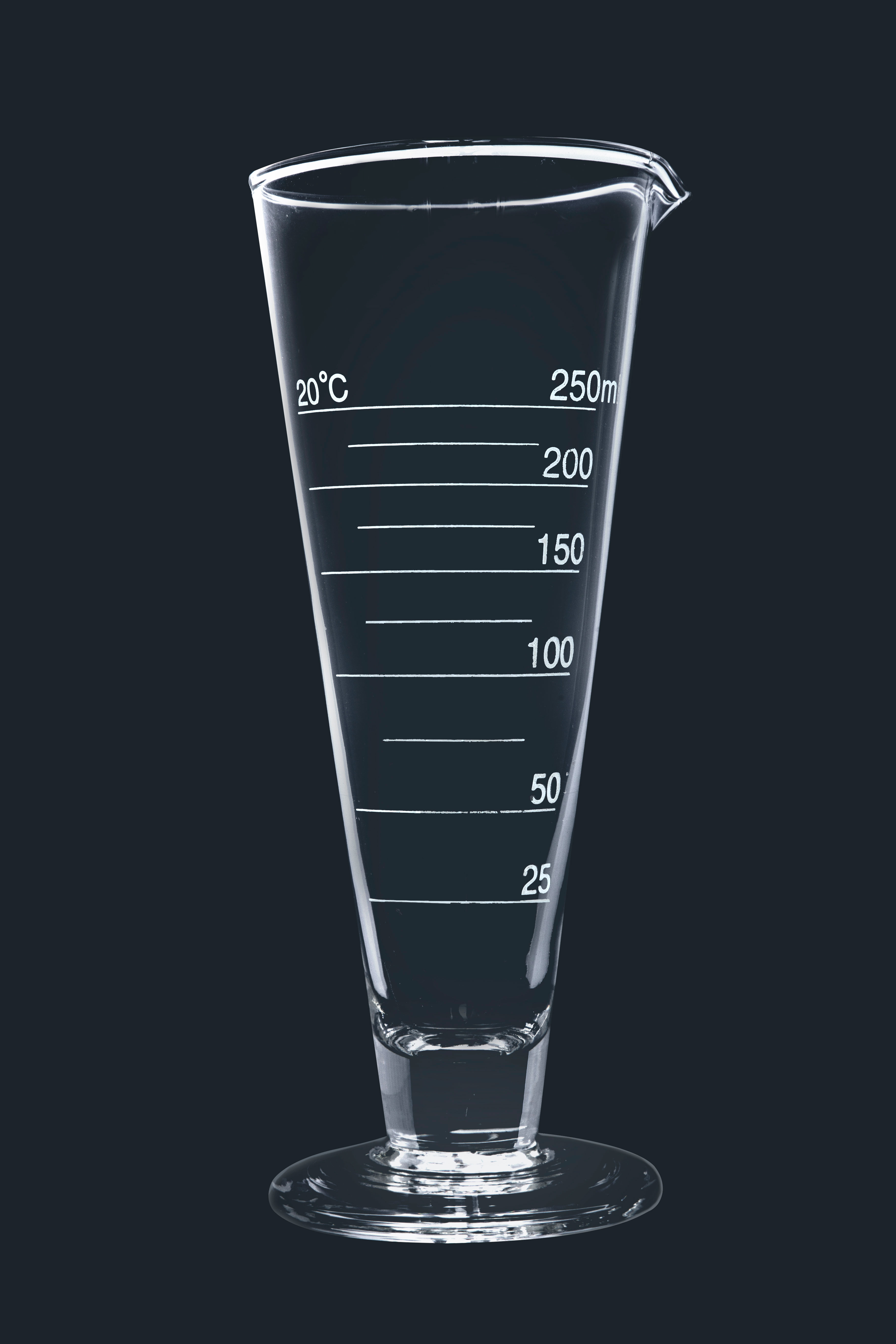 Copa graduada de 1000 ml., graduación en 50 ml., vidrio soda