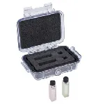 Set de filtros 667-UV425. Contiene filtros líquidos: UV5 (holmio) y UV25 (didimio). HELLMA®. Longitud de onda (nm): UV5: 241, 250, 278, 287, 333, 345, 361, 386, 416, 451, 468, 485, 536, 640, UV25: 732, 740, 794, 801, 864. Con certificado de calibración. Set filtros para calibración de la precisión de la longitud de onda de 240 a 870 nm según USP <857>