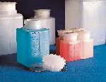 500 mL square graduated PE wide neck bottles series '600' with PP cap. KARTELL. Grad (mL): 100. Dim. (mm): 70x80x138. Ø Mouth (mm): 45.