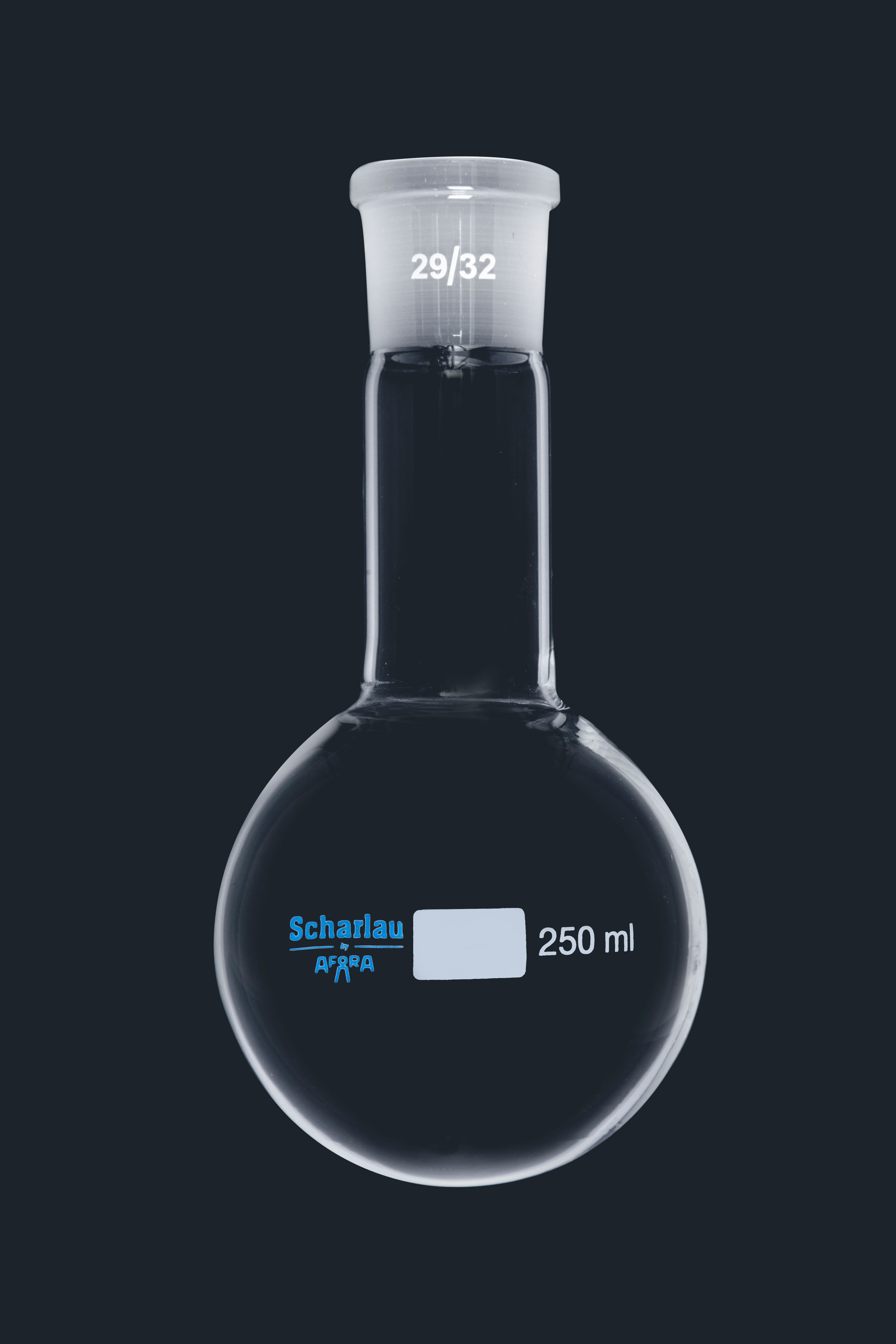 Boiling flask, ground mouth, round bottom, long neck. Capacity (ml): 250. Socket: 29/32. SCHARLAU