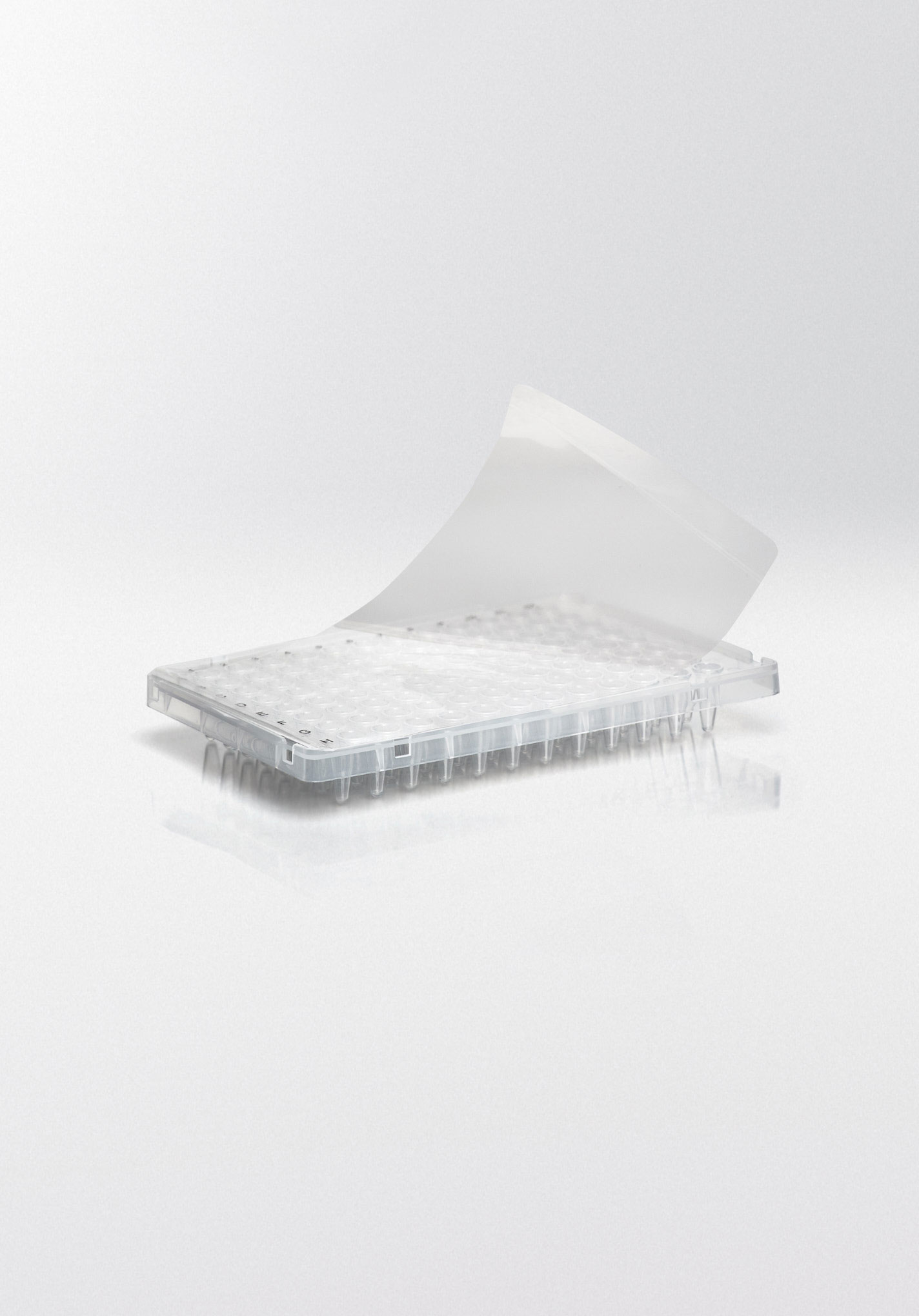 Alfombrillas selladoras adhesivas. NERBE-PLUS. Descripción: Alfombrilla selladora adhesiva perforable para ELISA/EIA. Material: Polietileno. Grosor (µm): 50. Rango Temp. (ºC): -40 a 120. Esterilidad: PCR Ready.