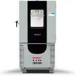 Cámara de ensayo ambiental Testa CT 300. Capacidad (L): 272; rango de temperatura ajustable: -75 °C a +180 °C; humedad ajustable: 10 a 98 % HR; dimensiones externas (mm): 1009 x 1840 x 1340 . Tensión: 3 ~ 400 V / N / PE / 50/60 Hz; potencia: 22 kW. Velocidad de cambio de temperatura en enfriamiento (K/min): 3,5. Sensor de humedad capacitivo: No. Sensor de humedad psicrométrico: Sí. Velocidad de cambio de temperatura en calentamiento (K/min): 5