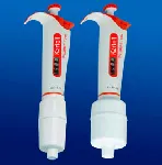 Micropipeta autoclavable de volumen variable PLURIPET Pro 10.000. Capacidad mínima: 1.000µl - máxima: 10.000µl. Incremento: 50,00µl. Se calibra individualmente según la norma ISO 8655.