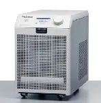 DuraChill® portable chiller. POLYSCIENCE. Positive displacement pump. Model: CA02P. Temp. range (ºC): -10 to 70. T. Stability (ºC): ±0.1. Cooling power 0ºC (kW): 0.3. Cooling power 10ºC (kW): 0.5. Cooling power 20ºC (kW): 0.7. Pump pressure (Psi/kPa): 20-83 / 138-572. Max. flow rate (l/min): 7.6. Power: 240V / 50Hz 8,2A. Weight (Kg): 76.7