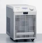 DuraChill® portable chiller. POLYSCIENCE. Turbine pump. Model: CA02T. Temp. range (ºC): -10 to 70. T. Stability (ºC): ±0.1. Cooling power 0ºC (kW): 0.3. Cooling power 10ºC (kW): 0.5. Cooling power 20ºC (kW): 0.7. Pump pressure (Psi/kPa): 20-75 / 138- 621. Max. flow rate (l/min): 8.3. Power: 240V / 50Hz 8.9A. Weight (Kg): 76.7