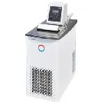 Baño termostático de refrigeración Alpha RA 8. LAUDA. Rango de temperatura (ºC): -25 a 100. Estabilidad temperatura (K): ±0,05. Potencia calorífica máx. (kW): 1,5. Potencia frigorífica (kW): 0,23 (20 ºC), 0,16 (0 ºC), 0,08 (-20 ºC). Caudal (L/min) - Presión (bar): 15-0,2. Volumen de llenado mín./máx. (L): 5/7,5. Apertura AnxPr (mm): 165x177. Profundidad baño útil (mm): 140