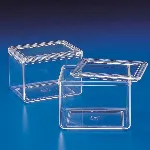 PMP (TPX®) staining cuvette with 2 lids. KARTELL. For use with Staining Rack reference 425-000354. Supplied with 2 lids - one lid for use when dish is not in use, providing evaporation- free storage of staining liquid - the other lid with special opening to allow handle of staining rack to be inserted