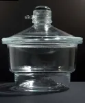 Desecador de vacío, tapa con llave rotativa y placa de porcelana. Vidrio soda. Tamaño nominal (mm): 250. Altura (mm): 275. Capacidad (L): 6. Placa de porcelana (mm): 240. Diámetro boca esterno/interno (mm): 295/255.