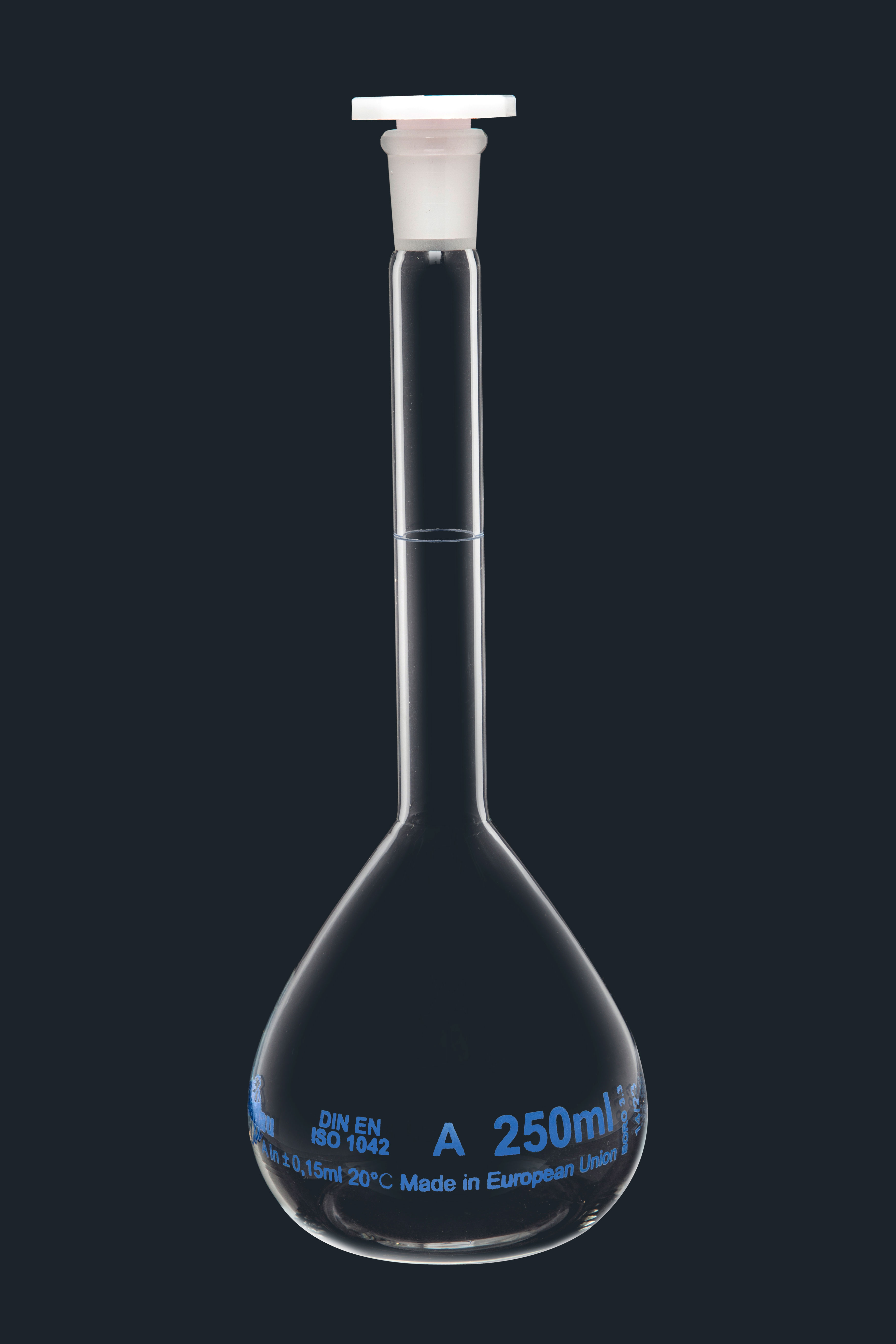 Volumetric flasks, borosilicate glass, class A, PE stopper, serial number and conformity certified