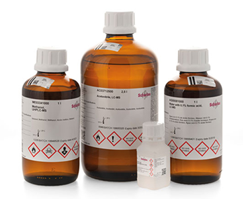 Prodotti chimici Scharlau in bottiglie di vetro e plastica con diverse capacità volumetriche