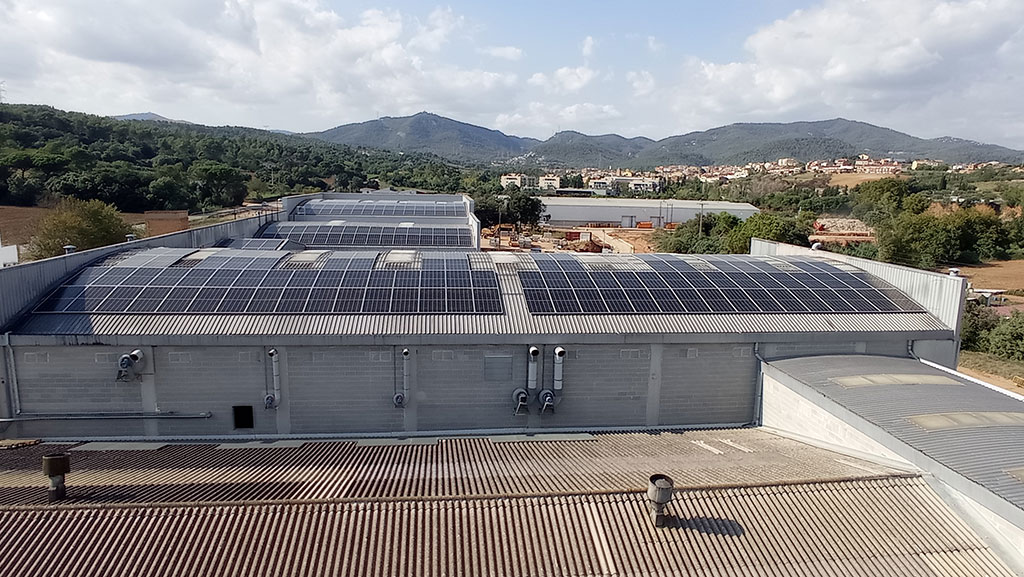 Installation of photovoltaic solar panels at Scharlab’s chemical plant