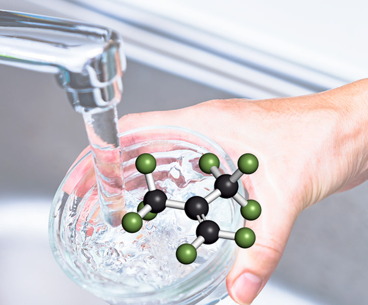 Modelo molecular de PFAS sobre un vaso de agua corriente